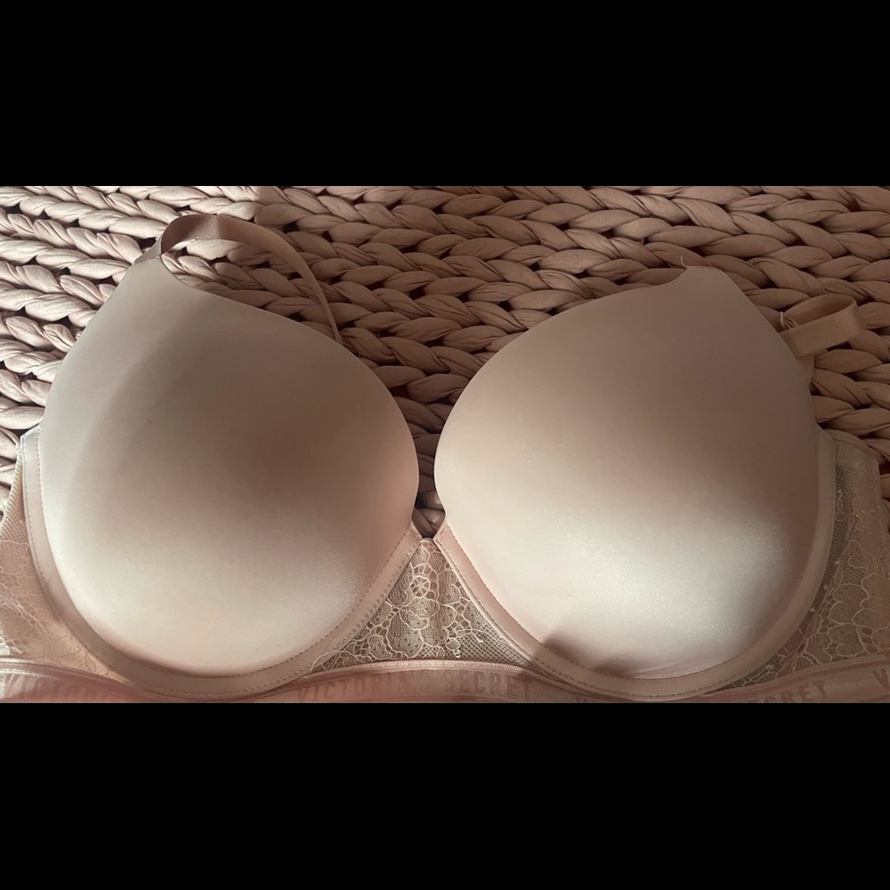 Victoria’s Secret 36DDD bra.